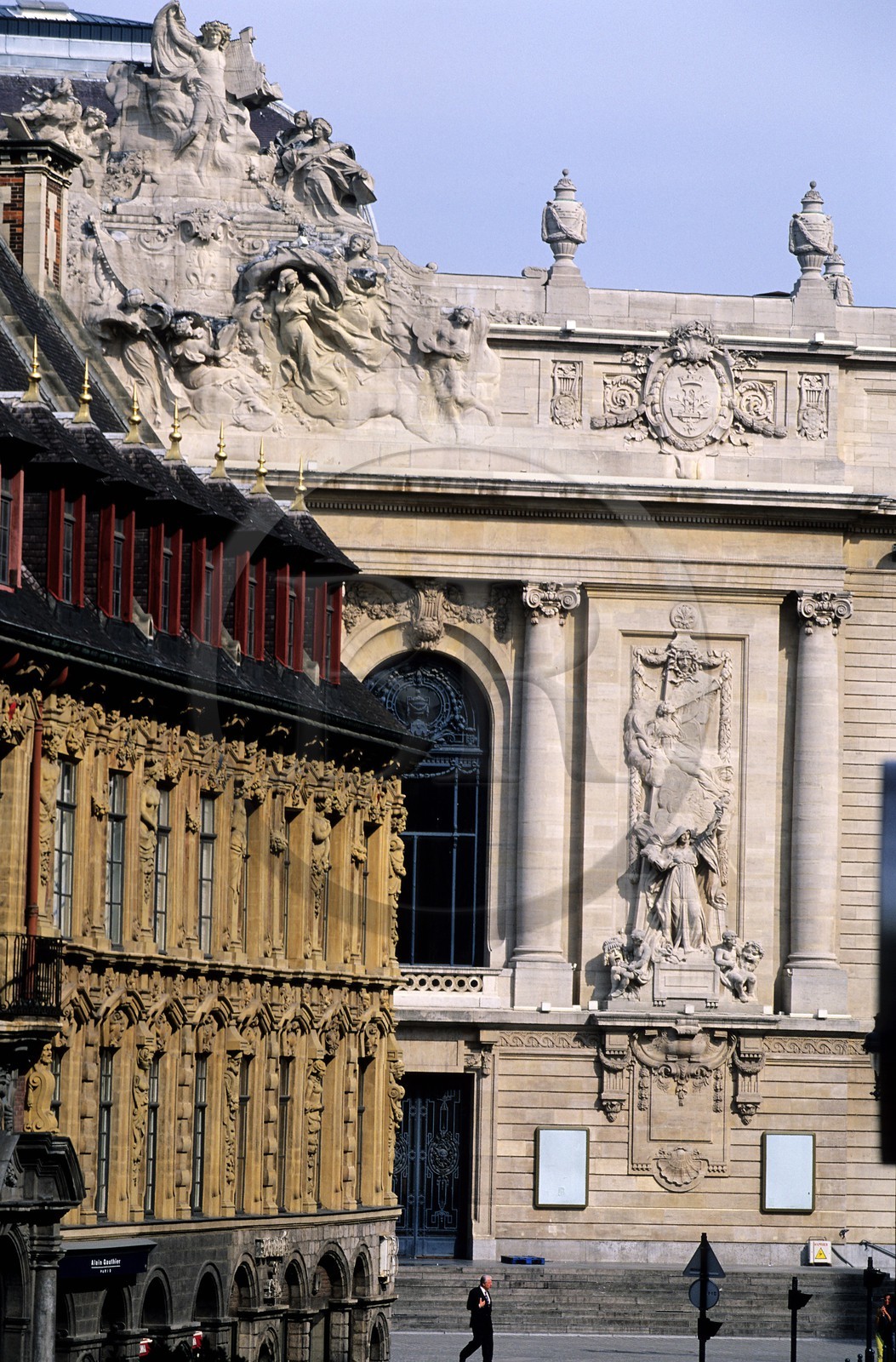 France, Nord (59), Lille, l' opéra (1923) sur la place du théâtre et la façade de la Vieille Bourse (1653)