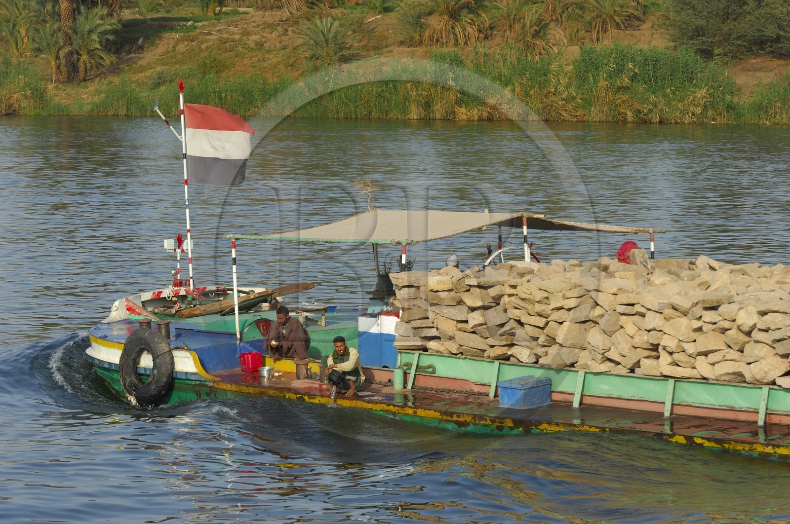 Egypte, Haute Egypte, vallée du Nil, transporteur de pierre sur le Nil entre Edfou et Kom Ombo