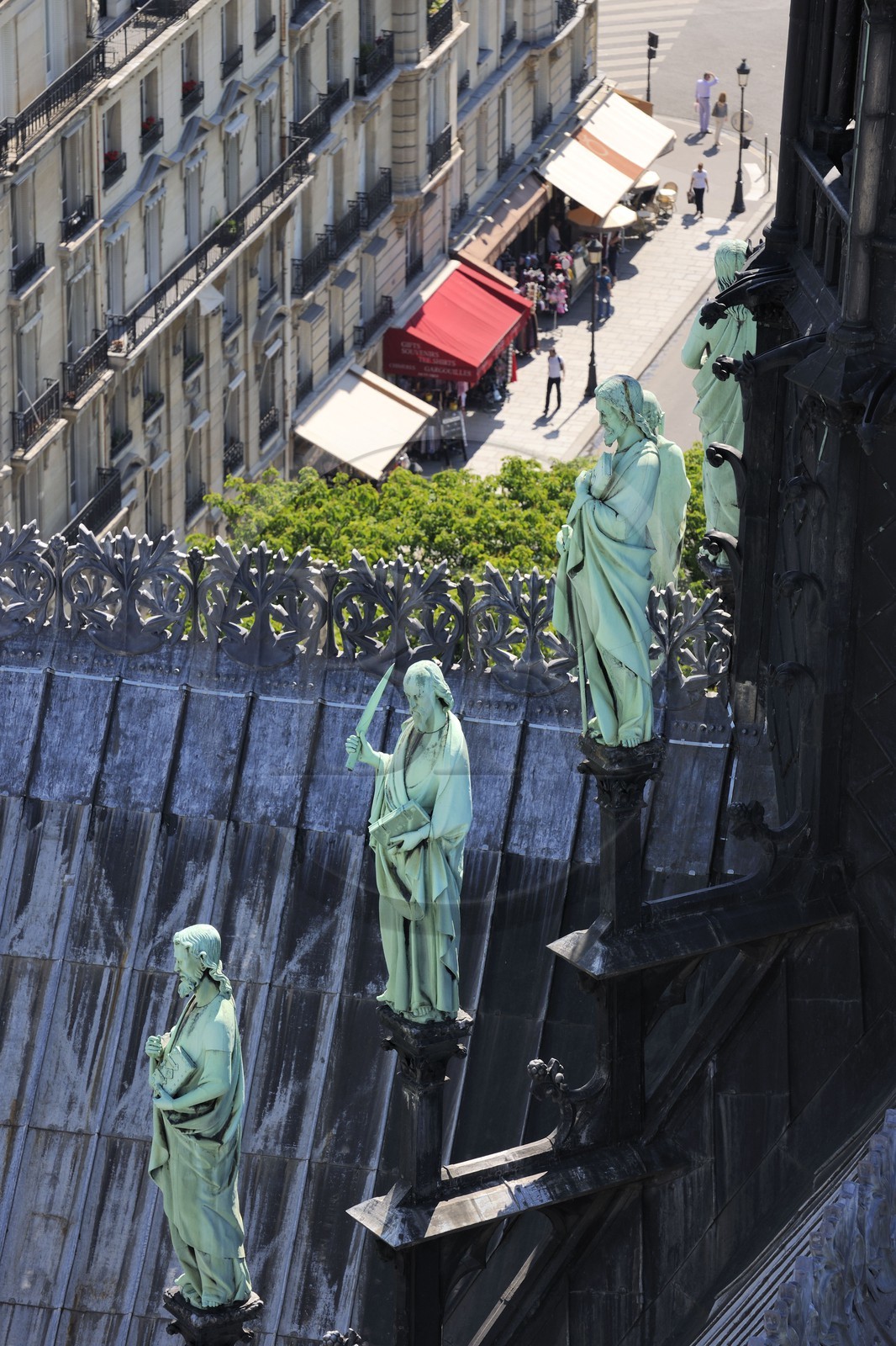 France, Paris (75), île de la Cité, la cathédrale Notre-Dame, la flèche domine les statues de cuivre vert-de-grisé des douze apôtres avec les symboles des quatre évangélistes