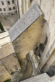 France, Vaucluse (84), Avignon, la rue de la Peyrolerie, passage creusé dans le roc au pied du Palais des Papes classé Patrimoine mondial de l'UNESCO
