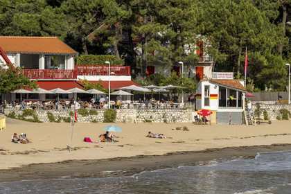 France, Charente-Maritime (17), région de Royan, Saint-Palais-sur-Mer, la plage du Bureau dans la conche de Saint-Palais, le restaurant Chez Bob les pieds dans l'eau