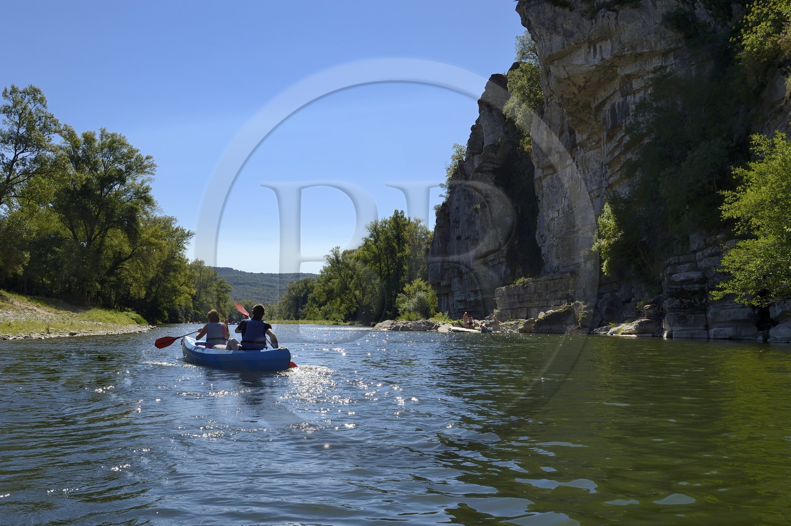 France, Ardèche (07), Balazuc, kayaks descendant la rivière Ardèche entre Balazuc et Pradons
