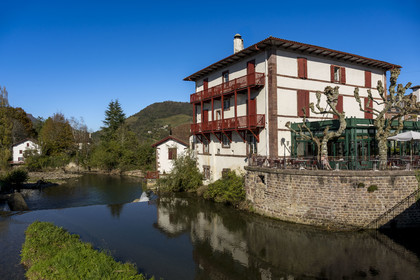 France, Pyrénées-Atlantiques (64), Pays-Basque, Saint-Jean-Pied-de-Port, maisons sur la rivière Nive de Béhérobie