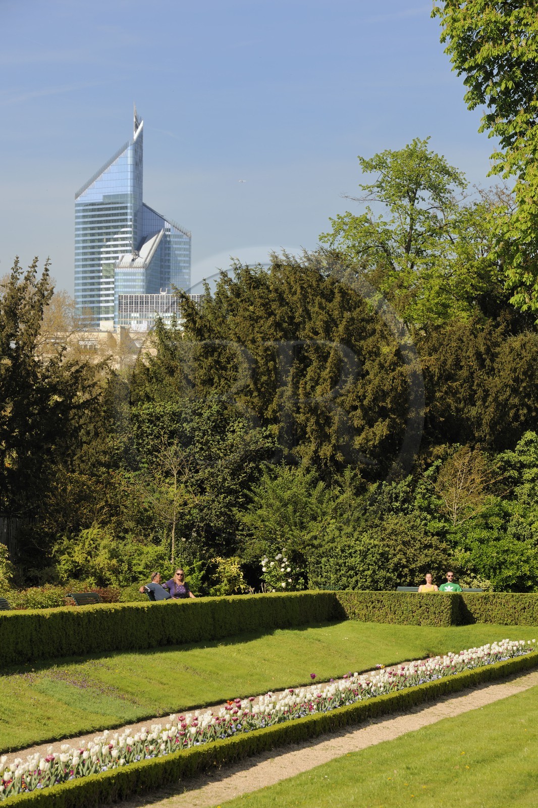 France, Paris (75), le Bois de Boulogne, parc de Bagatelle et les tours de la Défense