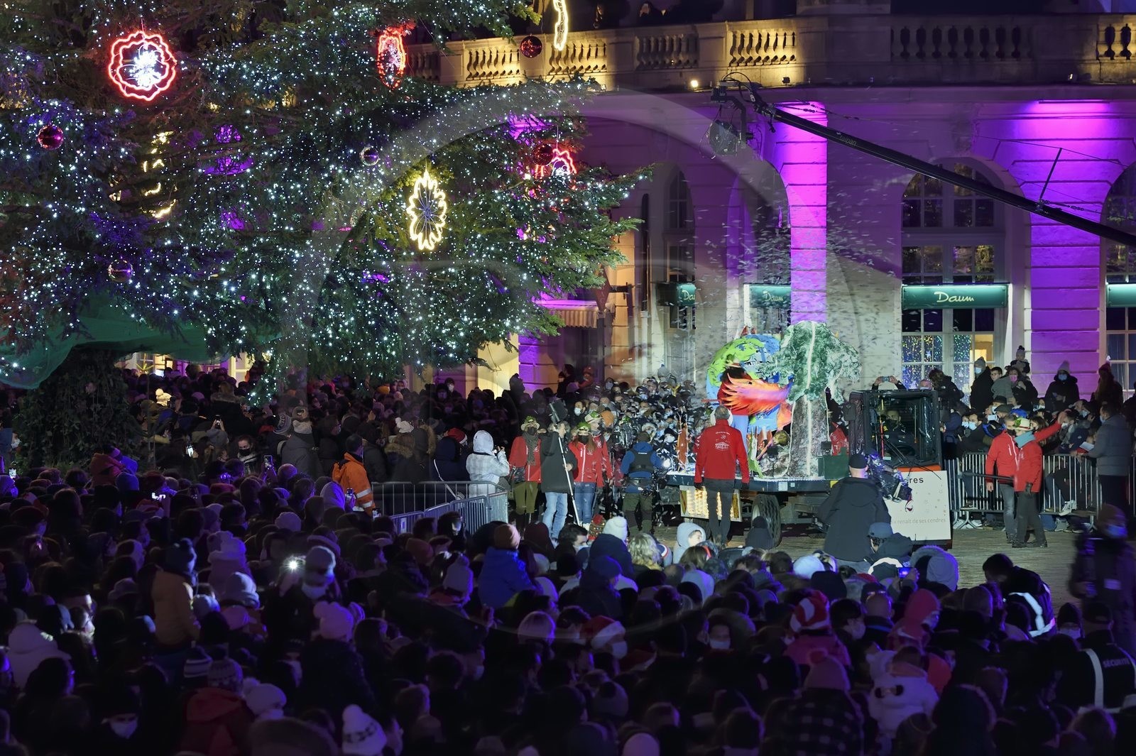 France, Meurthe-et-Moselle (54), Nancy, place Stanislas, le défilé de la Saint-Nicolas, char de la commune de Ludres avec Le Phénix renait de ses cendres