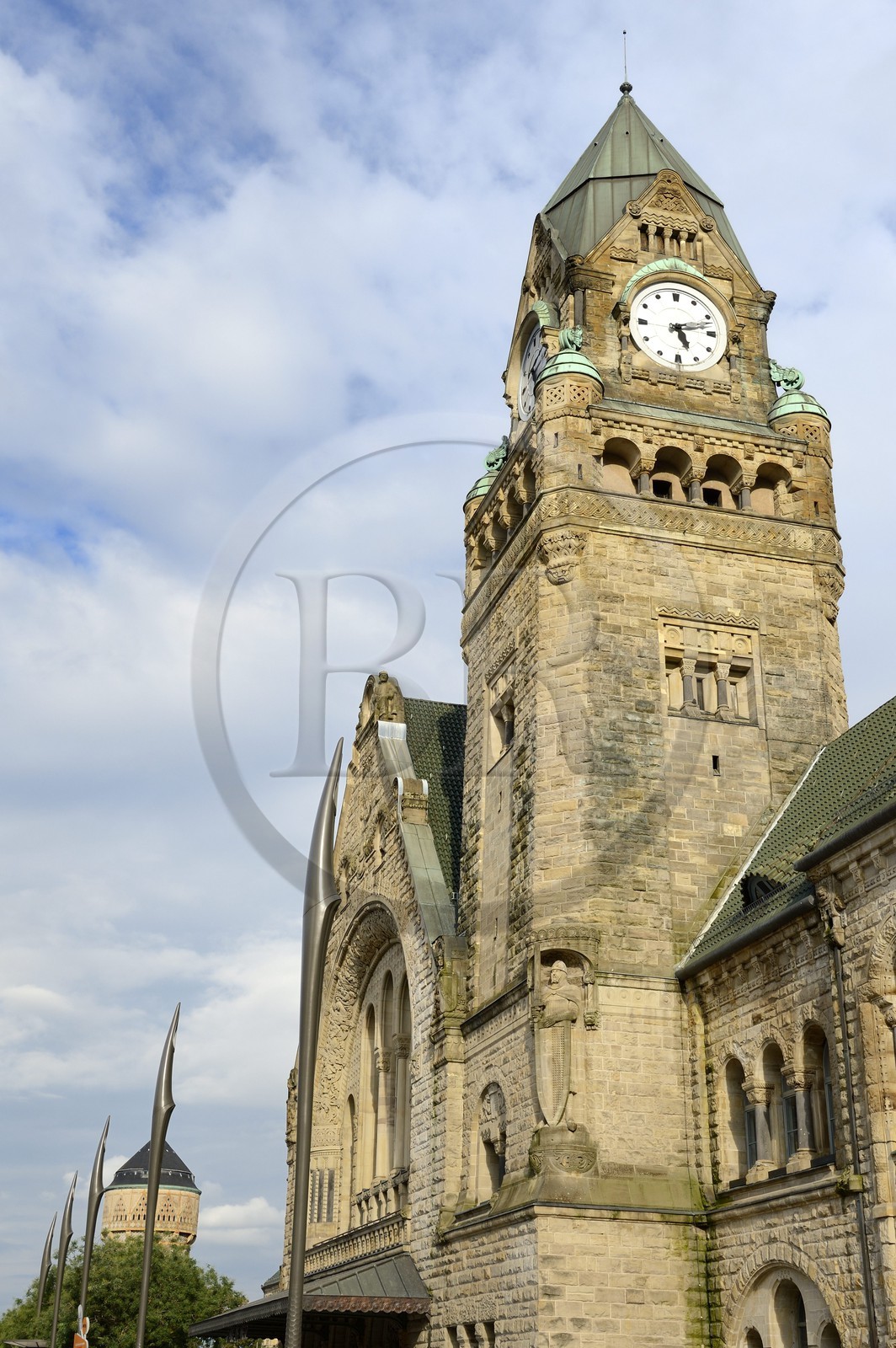 France, Moselle (57), Metz, quartier impérial, la gare de Metz, édifiée de 1905 à 1908 par l'architecte berlinois Jurgen Kruger est inscrite monument historique
