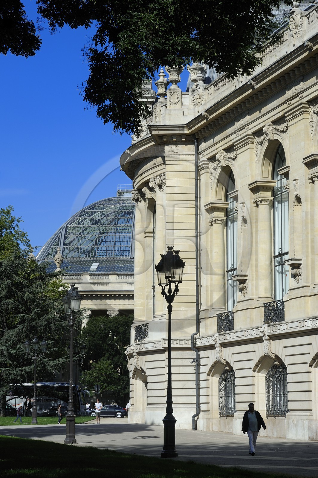 France, Paris (75), le Grand Palais derrière le Petit Palais