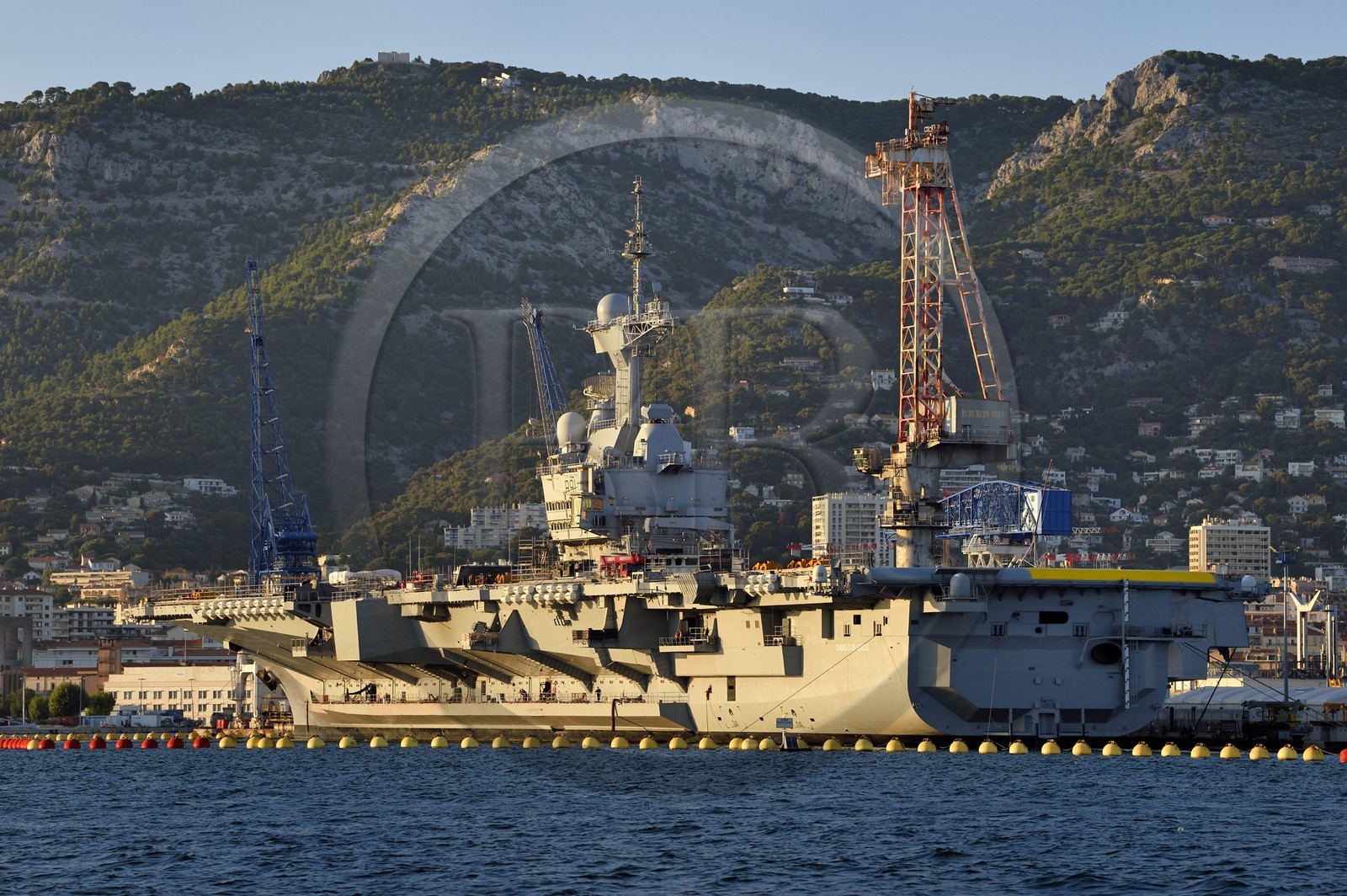 France, Var (83), Toulon, la base navale (Arsenal), le porte-avions à propulsion nucléaire Charles de Gaulle en rénovation de mi-vie