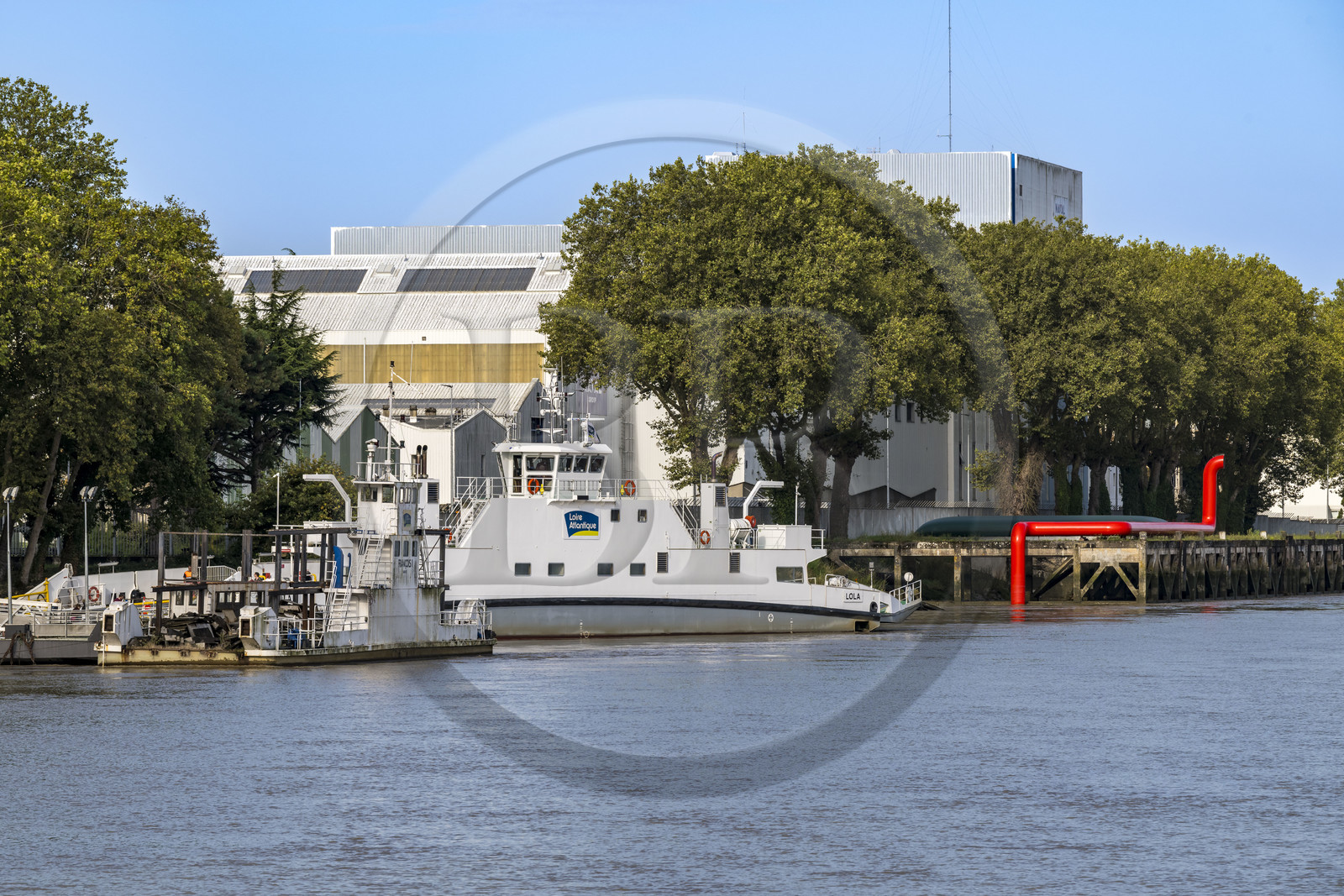 France, Loire-Atlantique (44), Indre, collection d'art contemporain à ciel ouvert Estuaire, Serpentine rouge réalisé par l'artiste d’origine cherokee Jimmie Durham devant l'ancienne fonderie d'Indret occupée par l'Unité Propulsion de Naval Group,  bac permettant la traversée de la Loire entre Basse Indre et Indret