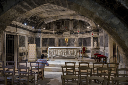 France, Bouches-du-Rhône (13), Tarascon, la collégiale royale Sainte-Marthe érigée aux XIe et XIIe siècles, la crypte du IVe siècle remaniée au XVIIe siècle, abrite le sarcophage paléochrétien en marbre blanc (du début du IVe siècle) qui contient les reliques de Sainte-Marthe
