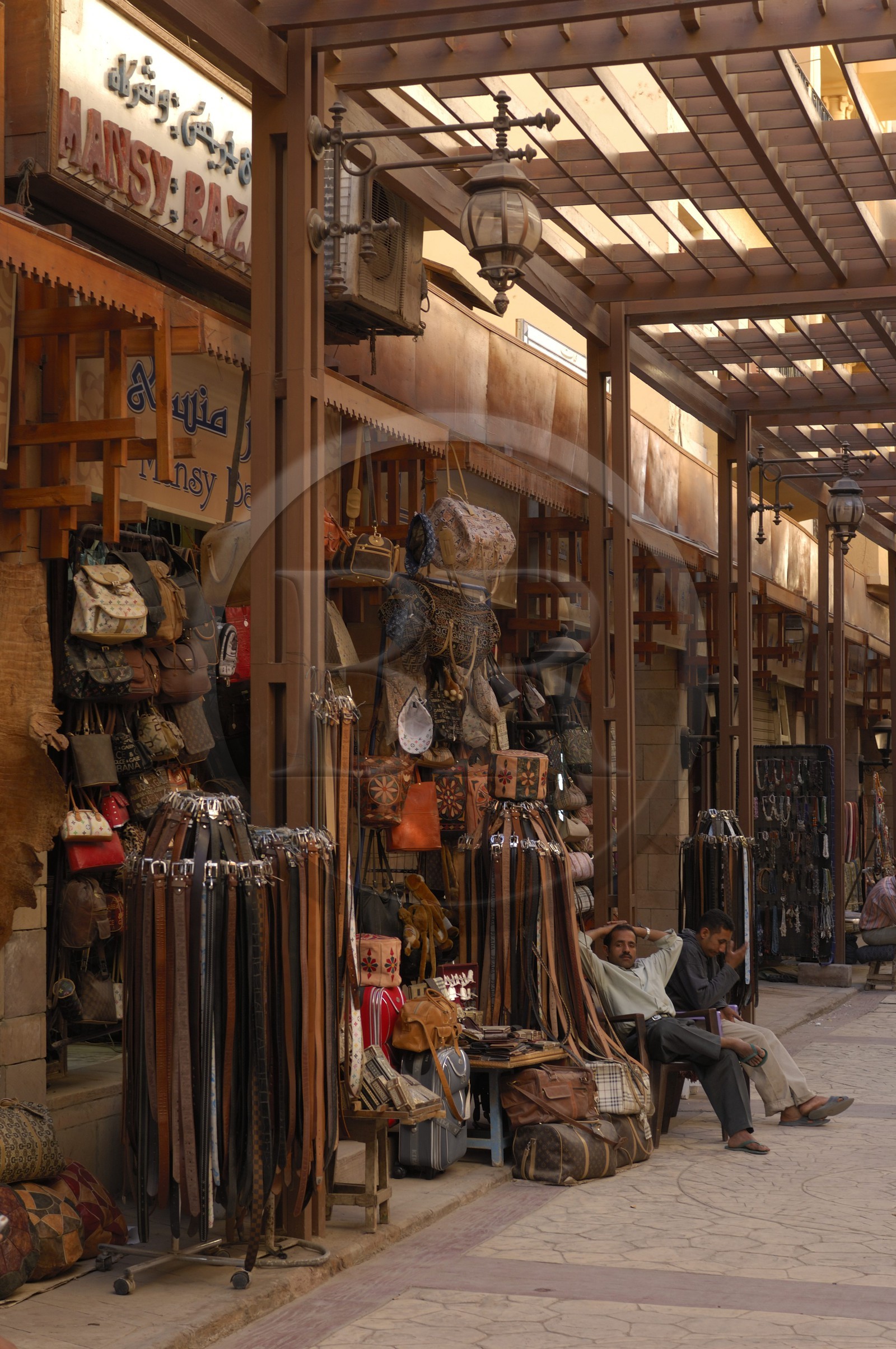Egypte, Haute Egypte, vallée du Nil, Louxor, le souk, souvenirs pour touristes