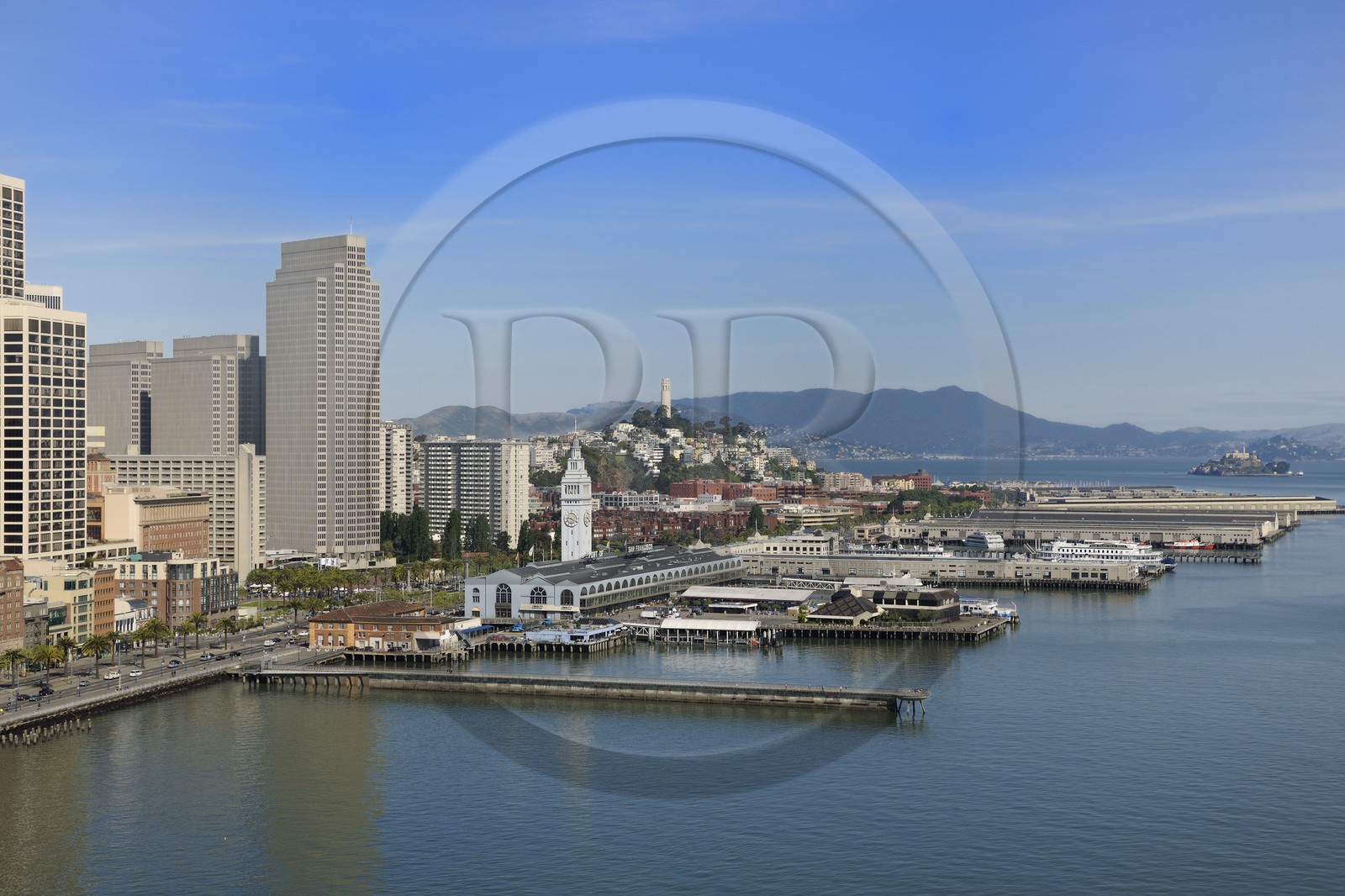 Etats-Unis, Californie, San Francisco, le financial district, le port, la Coit Tower et Alcatraz au fond