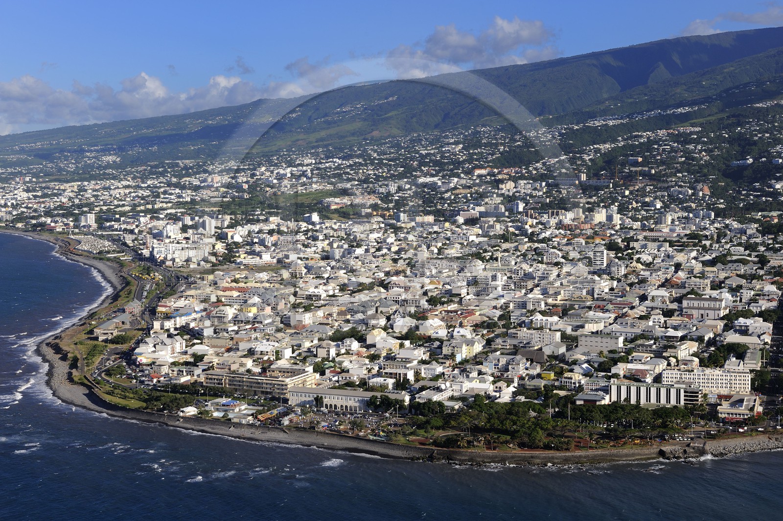 France, île de la Réunion, la capitale Saint-Denis (vue aérienne)