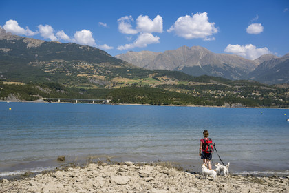 France, Hautes Alpes (05), Savines-le-Lac, lac de Serre Ponçon et la rive Nord