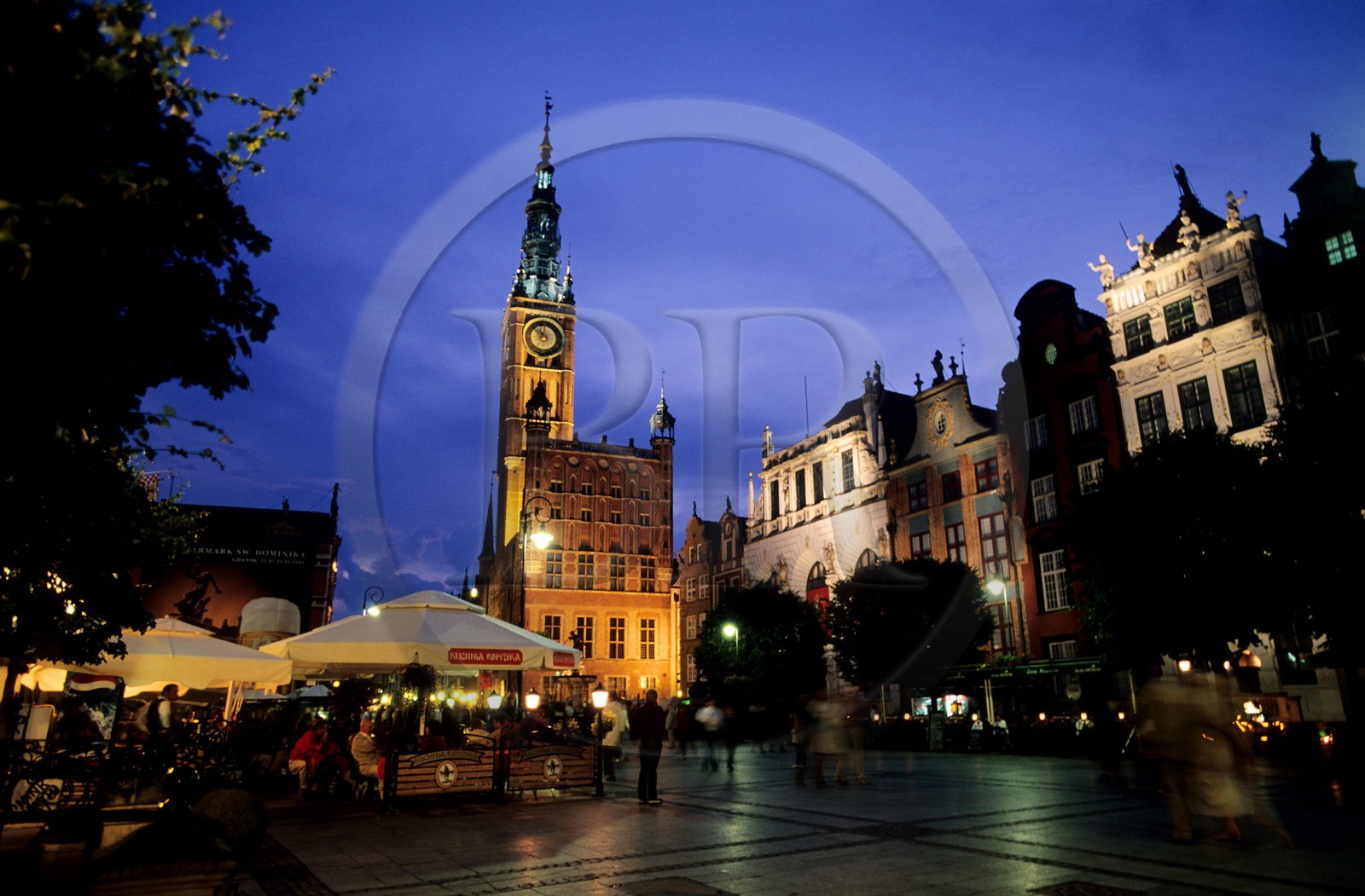 Pologne, Poméranie Orientale, Gdansk, le Long-Marché (Dlugi Targ), artère principale de la ville et l'Hôtel de ville (Ratusz Glownego Miasta)