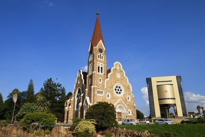 Namibie, région de Khomas, Windhoek, Christ Church (or Christuskirche), église luthérienne dessinée par l'architecte Gottlieb Redecker et le Independence Memorial Museum construit par la Corée du Nord
