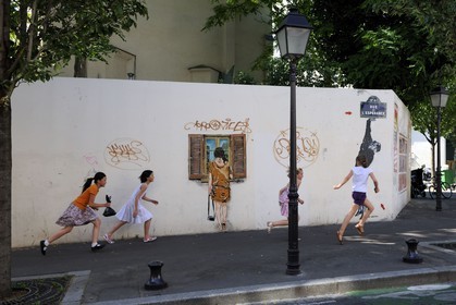 France, Paris (75), quartier de la Butte-aux-Cailles, enfants courant rue de l'Espérance sous un graffity de Lézards