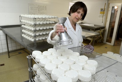 France, Loire (42), Parc Naturel Régional du Pilat, Pélussin, production par le GAEC de la Cabriole du fromage de chèvre Rigotte de Condrieu AOC, Marie Blandine Boucher sale les fromage de chèvre frais