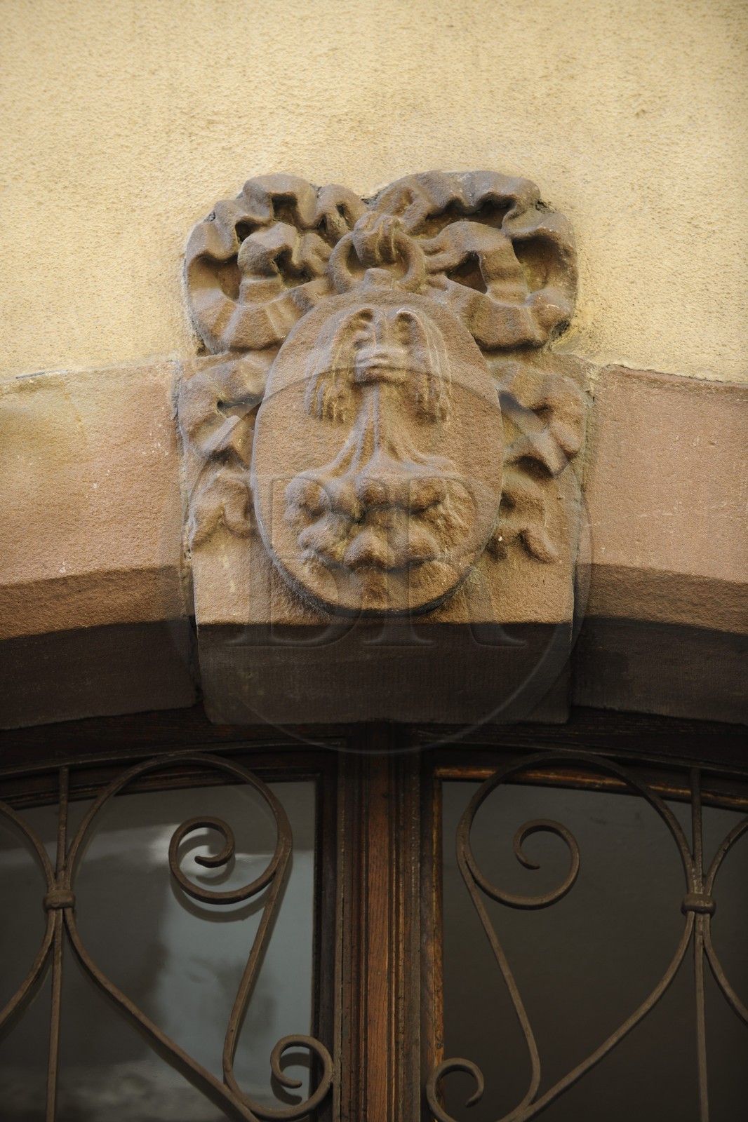 France, Bas-Rhin (67), Strasbourg, botte d’ail sculptée dans une clé de cintre au-dessus de la porte d’entrée rue de l'Ail
