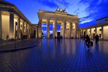 Allemagne, Berlin, Porte de Brandebourg sur l'avenue Under den Linden et Pariser platz