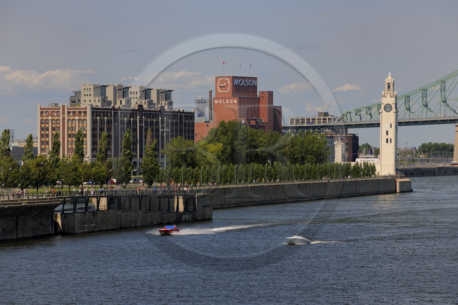 Canada, province de Québec, Montréal, quartier du Vieux-Montréal, le Vieux-Port, la tour de l'Horloge, la brasserie Molson et le pont Jacques-Cartier