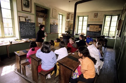 France, Côte-d'Or (21), visite d'élève dans la reconstitution d'une ancienne salle de classe