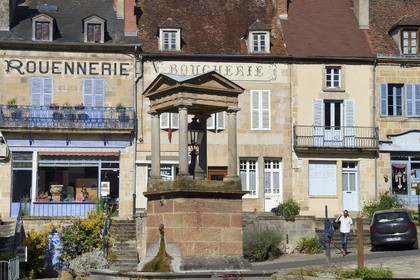 France, Allier (03), Souvigny, place Aristide Briand, ancien magasin de rouennerie, toile en laine ou en coton autrefois fabriquée à Rouen