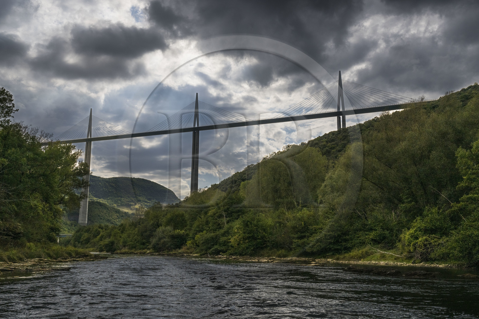 France, Aveyron (12), parc naturel régional des Grands Causses, Millau, le viaduc de Millau des architectes Michel Virlogeux et Norman Foster, entre le Causse du Larzac et le Causse de Sauveterre au dessus du Tarn