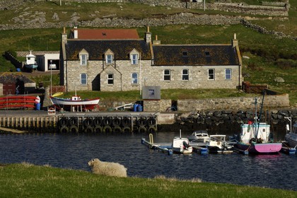 Royaume-Uni, Ecosse, les Shetland, côte ouest de Mainland, petit port sur l'île de West Burra