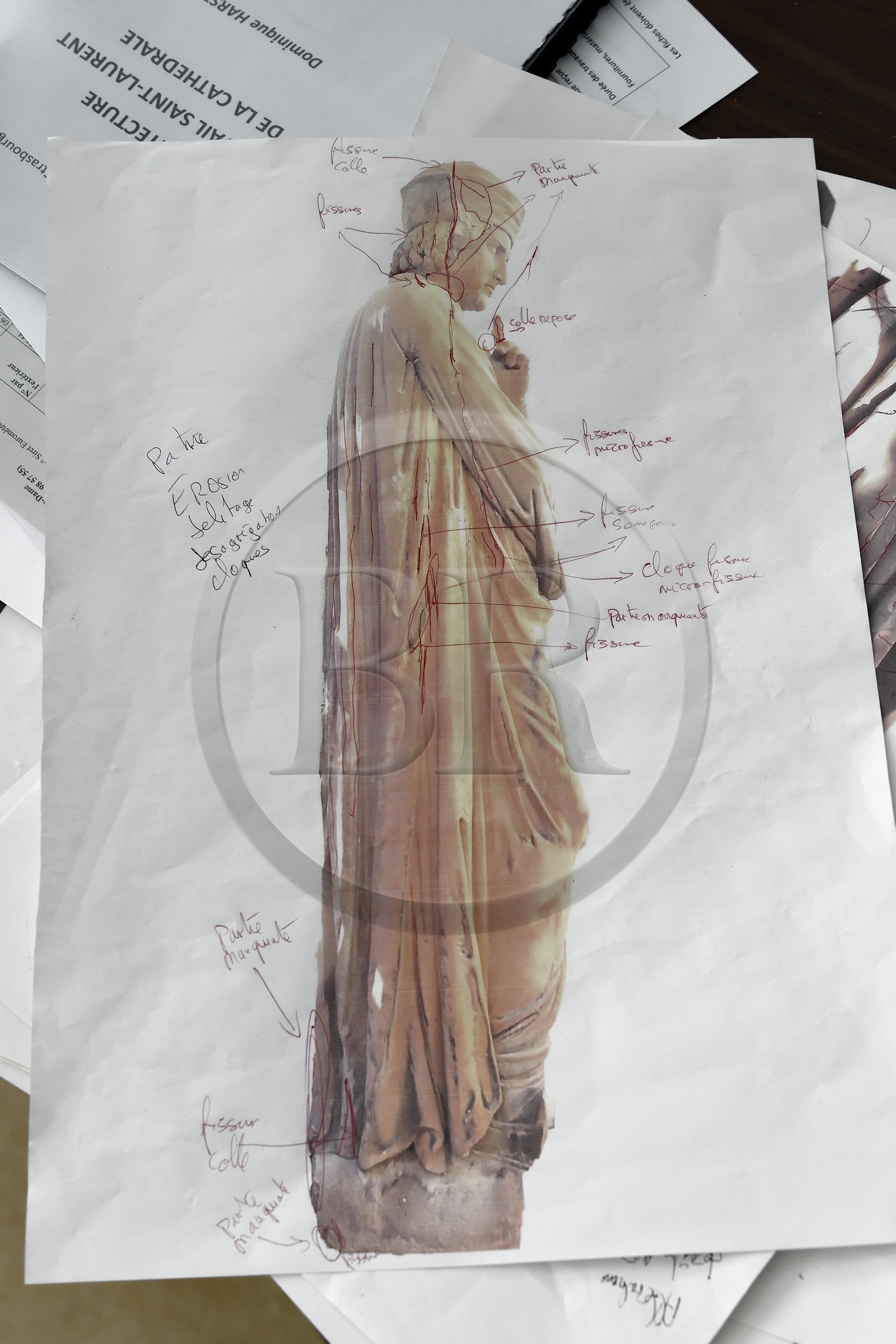 France, Bas-Rhin (67), Strasbourg, vieille ville classée au Patrimoine Mondial de l'UNESCO, ateliers de la Fondation de l'Oeuvre Notre-Dame, bureau d'études, notes de travail sur la statue en restauration de Maitre Erwin de Steinbach, maitre d'oeuvre de la facade occidentale (portails et grande rose) au XIIIème siècle, par le sculpteur Philippe Grass (1866)