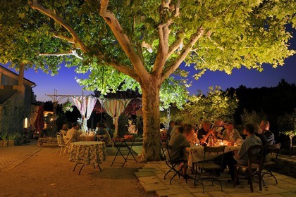 France, Var (83), Provence Verte, Bras, vers Saint-Maximin-la-Sainte-Baume, la maison d'hôtes Le Peyrourier une campagne en Provence, diner du soir en terrasse