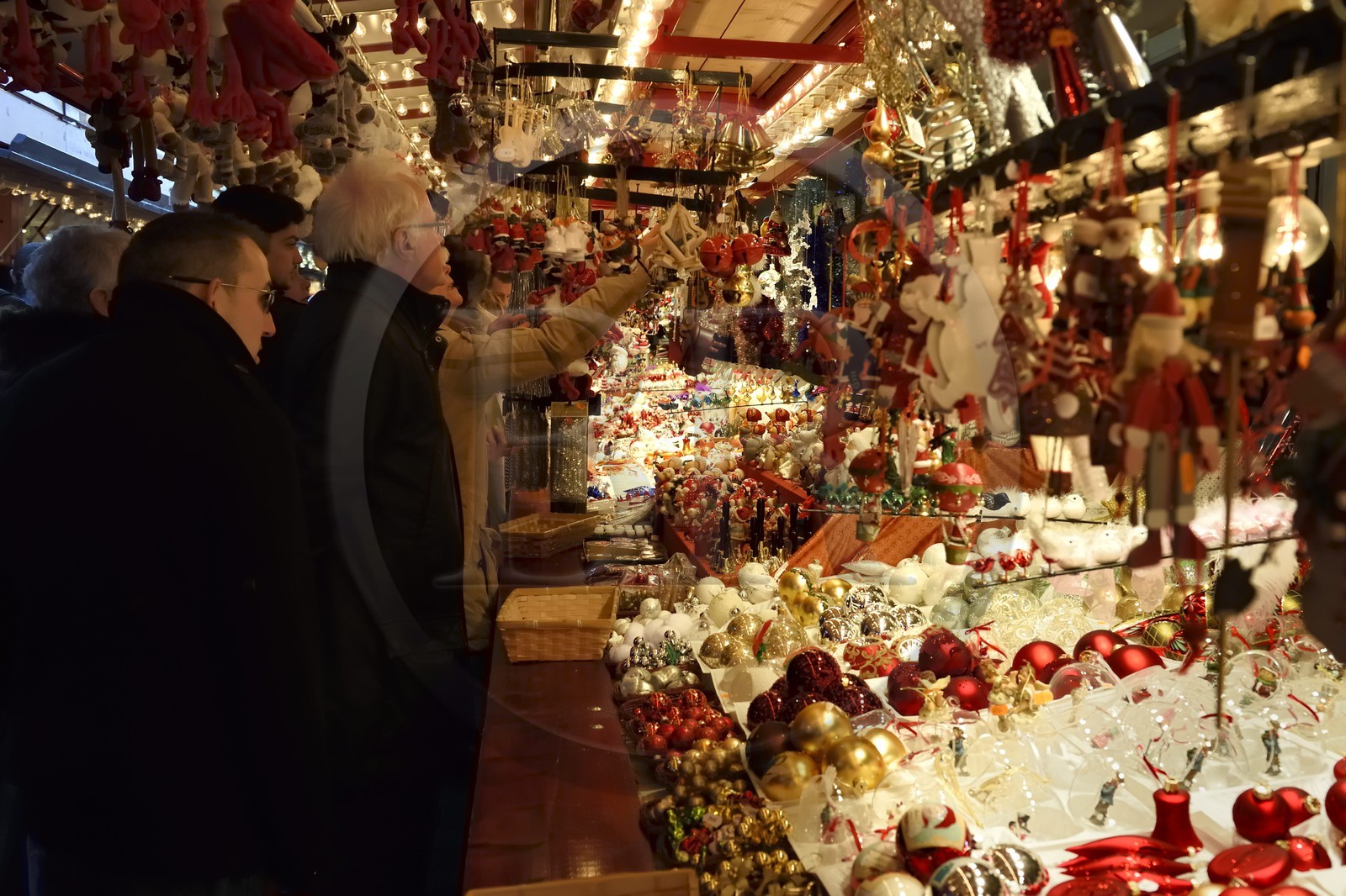 France, Bas-Rhin (67), Strasbourg, vieille ville classée Patrimoine Mondial de l'UNESCO, marché de Noël (Christkindelsmarik) de la place Broglie