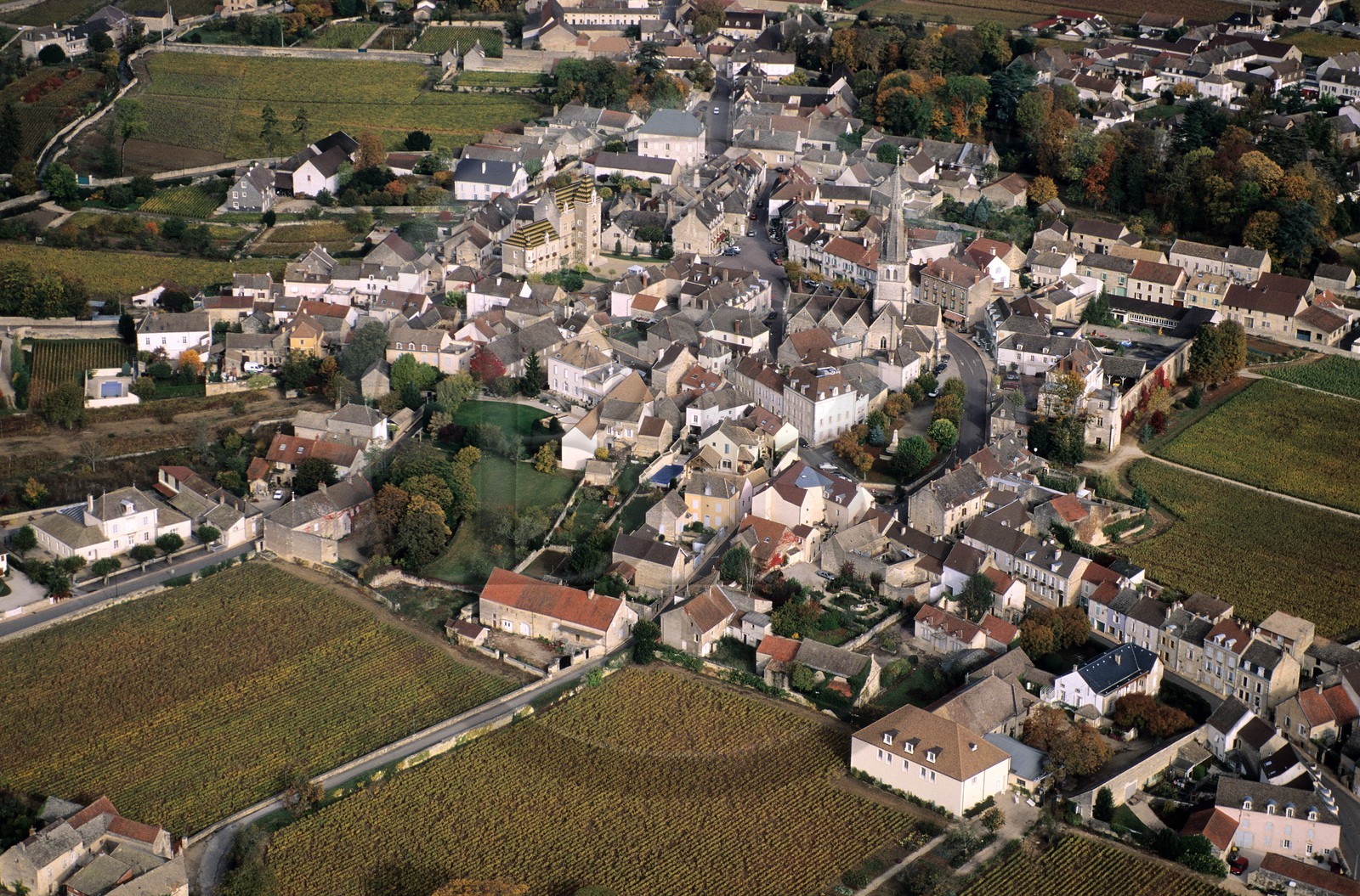 France, Côte-d'Or (21), ville de Meursault au cúur d'un des plus noble vignoble de vin blanc (vue aérienne)