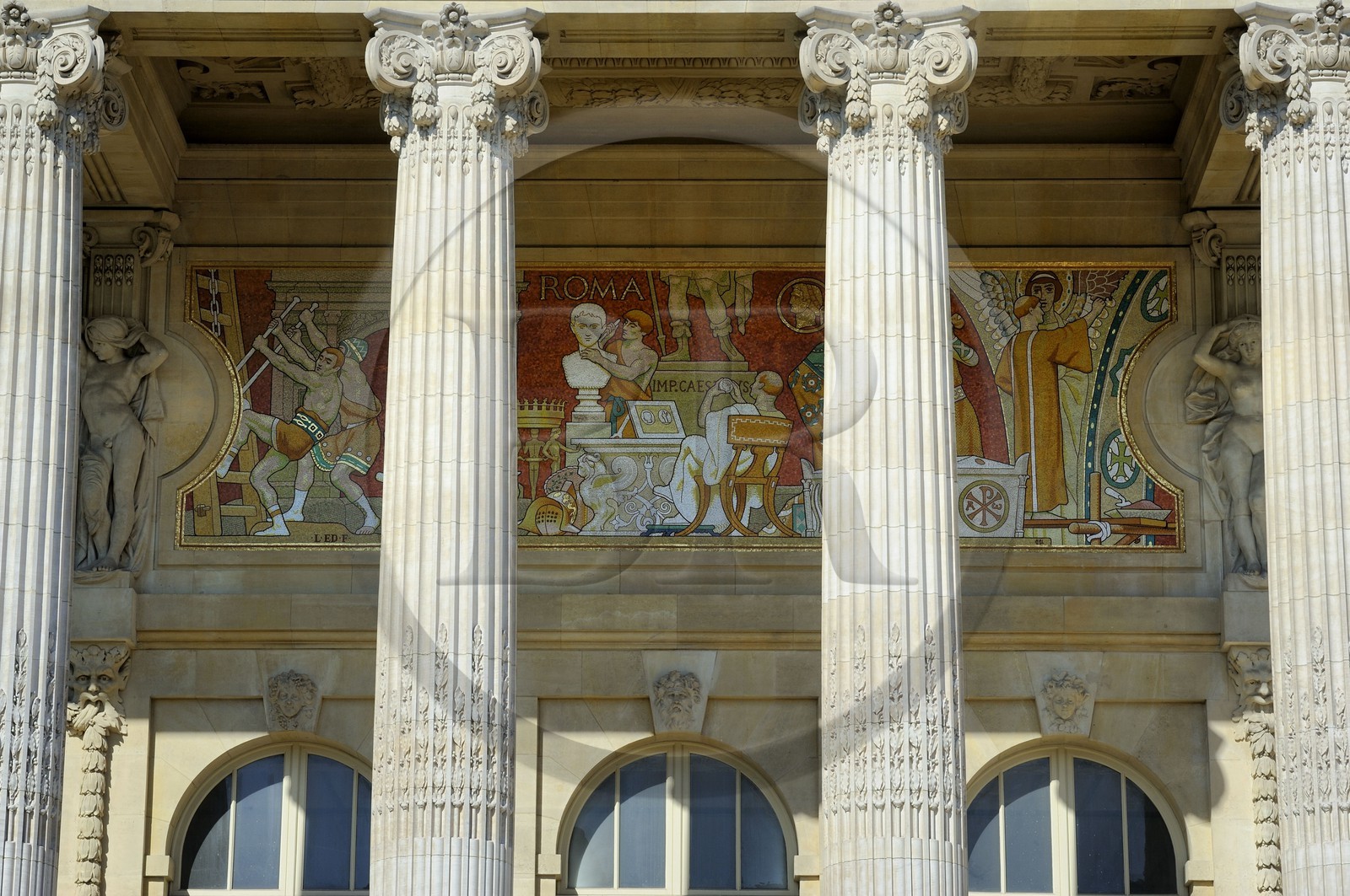 France, Paris (75), Grand Palais, détail des frises intérieures du péristyle de la façade principale concue par Henri Deglane