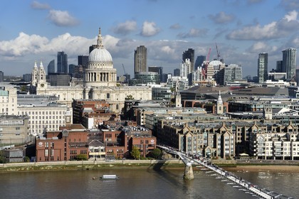 Royaume-Uni, Londres, la City, le pont du Millénaire (Millennium Bridge) de l'architecte Norman Foster sur la Tamise et la cathédrale Saint-Paul en arrière plan