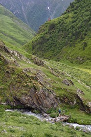 Géorgie, Kakheti, Parc national de Touchétie, vallée de la rivière Alazani dans les montagnes de Pirikiti, Parsma (Baso), randonneur franchissant la rivière