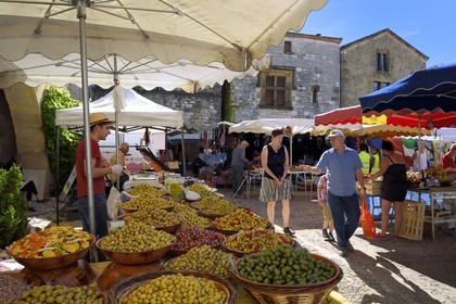France, Dordogne, Perigord Pourpre, Monpazier, labelled Les Plus Beaux Villages de France (The Most Beautiful Villages in France), market day on the place des Cornieres in the heart of the village