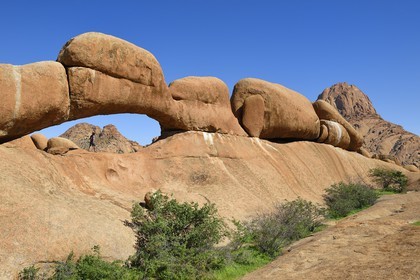 Namibie, région de Erongo, Damaraland, le Spitzkoppe ou Spitzkop (1784 m), arche naturelle dans la montagne granitique dans le désert du Namib