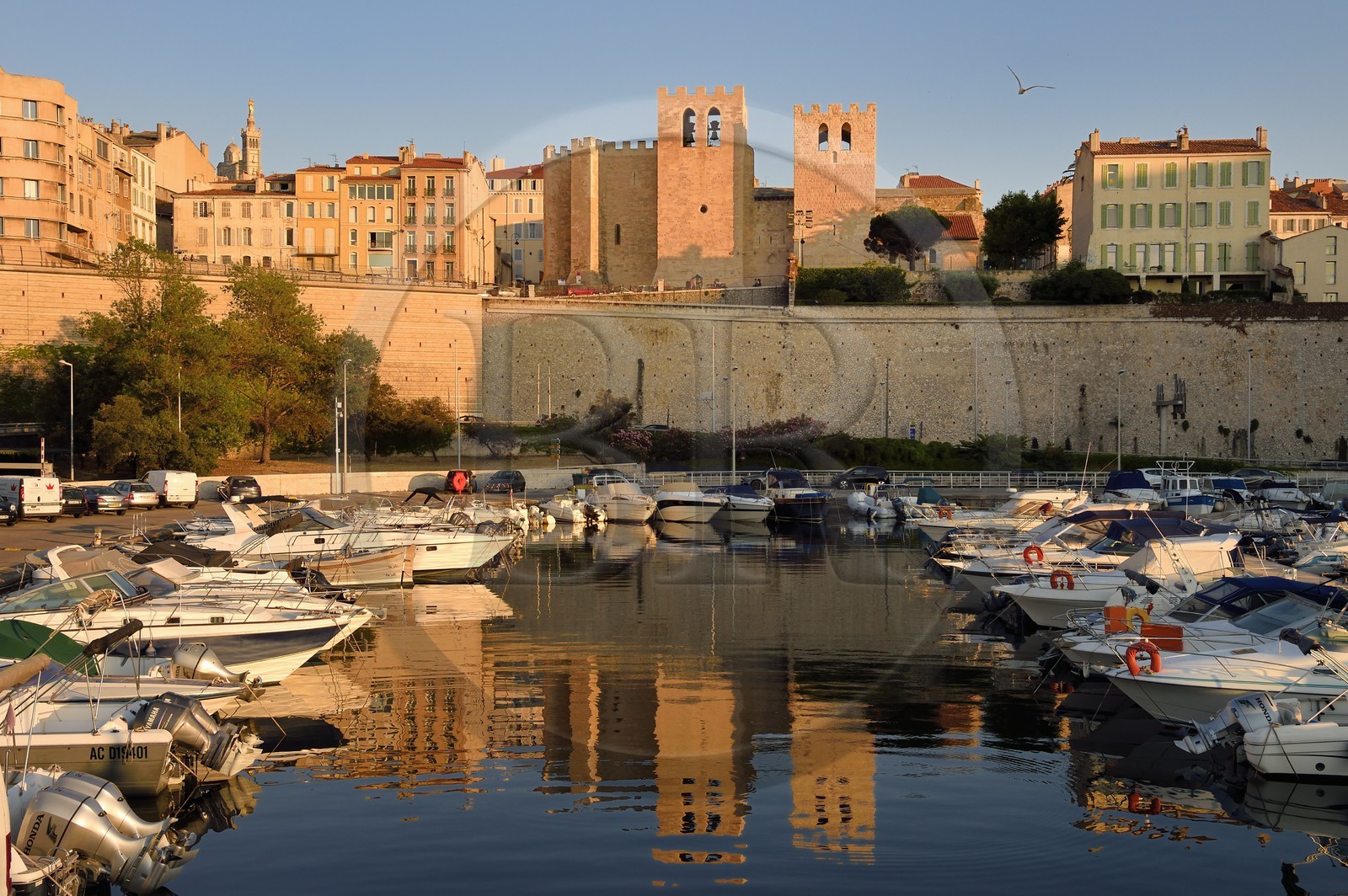 France, Bouches-du-Rhône (13), Marseille, Le Vieux Port, Abbaye Saint Victor et la basilique Notre Dame de La Garde en arrière plan