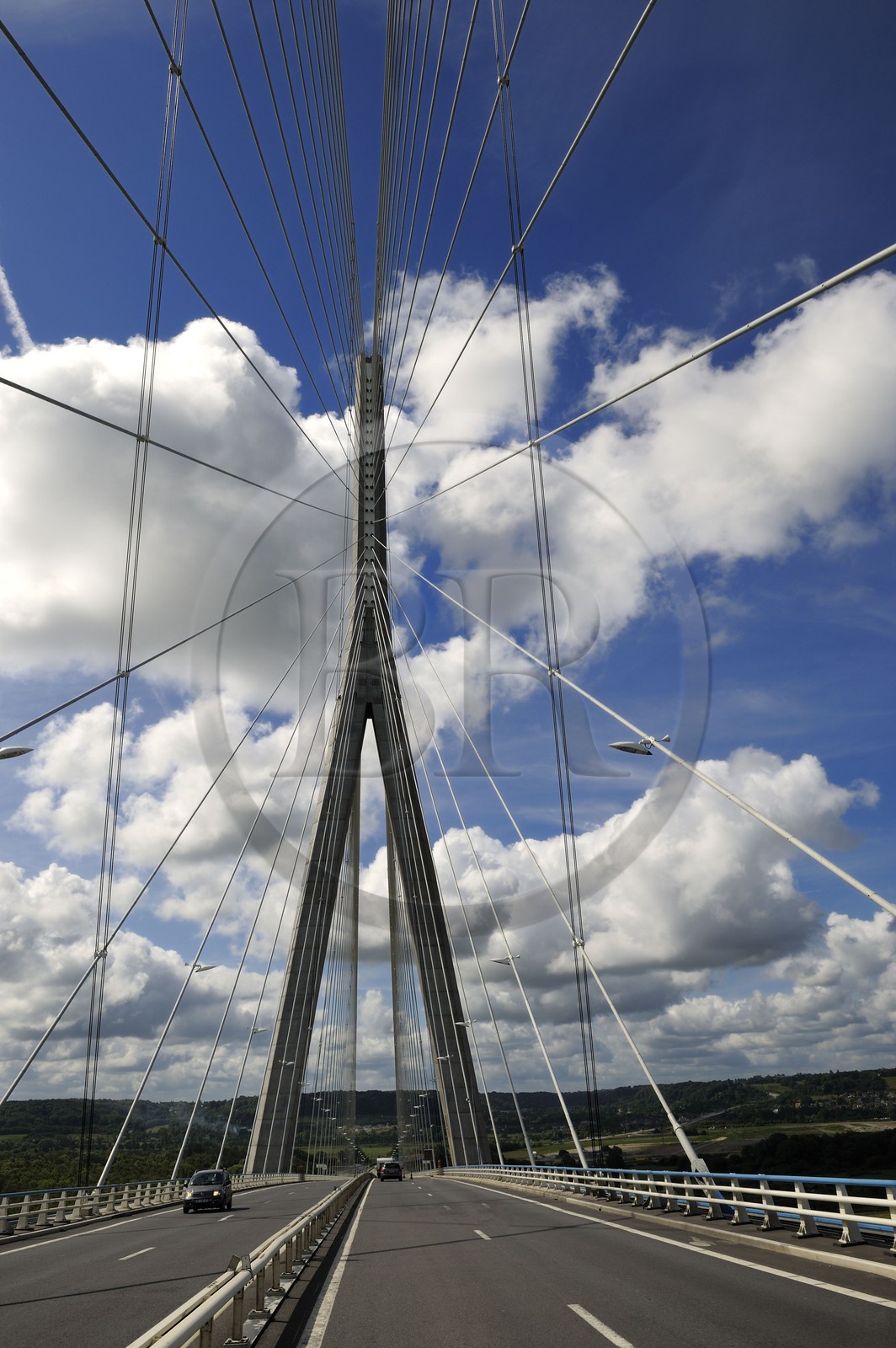 France, entre Calvados (14) et Seine-Maritime (76), le Pont de Normandie enjambe la Seine pour relier les villes de Honfleur et du Havre