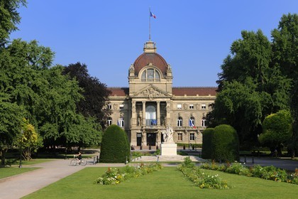 France, Bas-Rhin (67), Strasbourg, la place de la République, le Palais du Rhin et le monument aux morts. Une mère tient ses deux fils mourants, l’un regarde la France, l’autre l’Allemagne