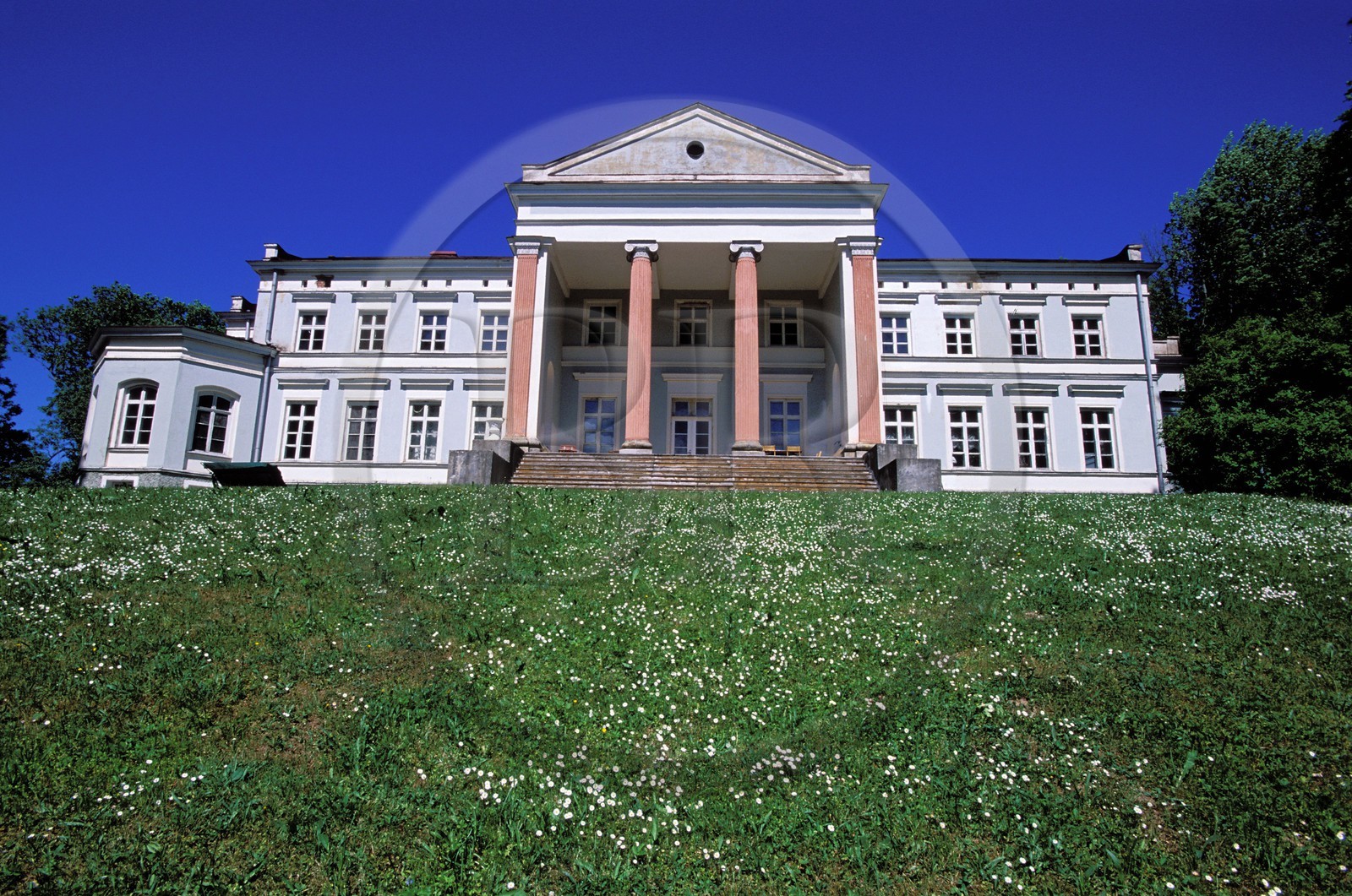Lettonie (Pays Baltes), région de Kurzeme, château de Nogale (néo-classique) dans les environs de Talsi