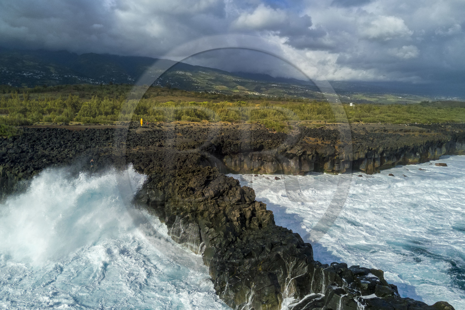 France, Ile de la Reunion, L'Etang Salé les Bains, la côte entre Le Gouffre et l'Etang du Gol, roches noires basaltiques d'origine volcanique tourmentées par l'océan (vue aérienne)