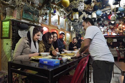Iran, province d'Ispahan, Ispahan, la maison de thé et restaurant Chai Khaneh Azadegan, jeunes iraniennes étudiantes