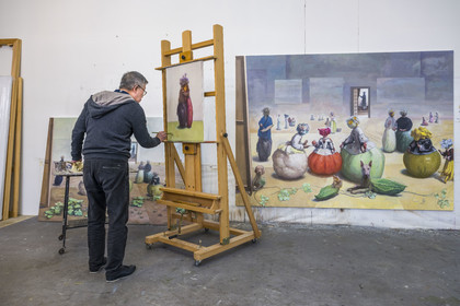 France, l'artiste peintre de Xiao Fan Ru dans son atelier aux Lilas près de Paris