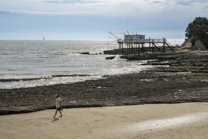 France, Charente-Maritime (17), région de Royan, Saint-Palais-sur-Mer, plage du Platin et des cabanes de pêche traditionnelle au carrelet en arrière plan
