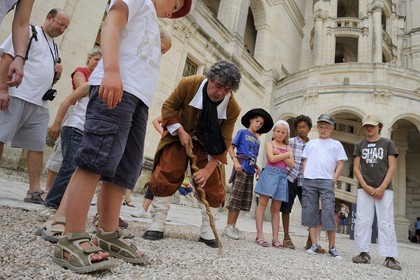 France, Loir et Cher (41), Vallée de la Loire classée Patrimoine Mondial de l' UNESCO, château de Chambord, visite guidée pour enfants en costume
