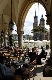 Pologne, Cracovie, vieille ville (Stare Miasto), terrasse de café sous la Halle aux Draps sur la place du Marché face à Notre-Dame