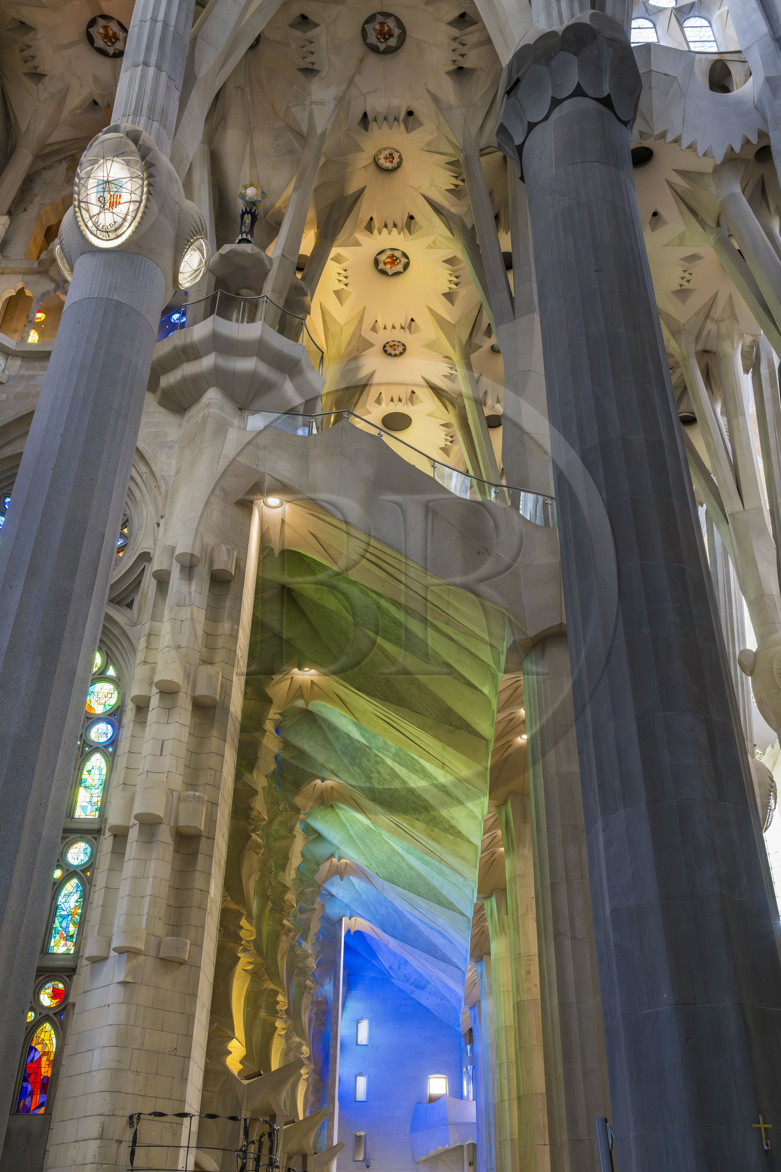 Espagne, Catalogne, Barcelone, quartier de l'Eixample, basilique de la Sagrada Familia de l'architecte du modernisme catalan Antoni Gaudi classée Patrimoine Mondial de l'UNESCO, les couleurs froides créées par les vitraux du coté de la facade de la Nativité du peintre et verrier catalan Joan Vila-Grau