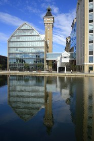 France, Seine-Saint-Denis (93), Pantin, Les anciens Grands Moulins de Pantin créées en 1884 réhabilités pour y réaliser un ensemble immobilier de bureaux conçu par le cabinet d'architectes Reichen et Robert pour BNP-Paribas Securities Services, le canal de l'Ourcq